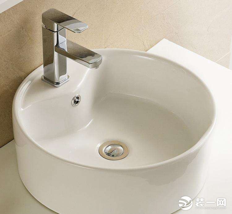洗手盆选购方法介绍    洗手盆款式多样,比较常见的有:方形,圆形,扇形